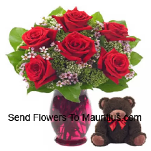 6 Rose Rosse con alcune Felci in un Vaso di Vetro insieme a un Carino Orsacchiotto di 14 Pollici