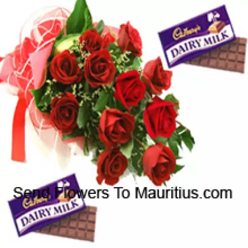 Bündel von 12 roten Rosen mit saisonalen Füllstoffen sowie sortierten Cadbury-Schokoladen