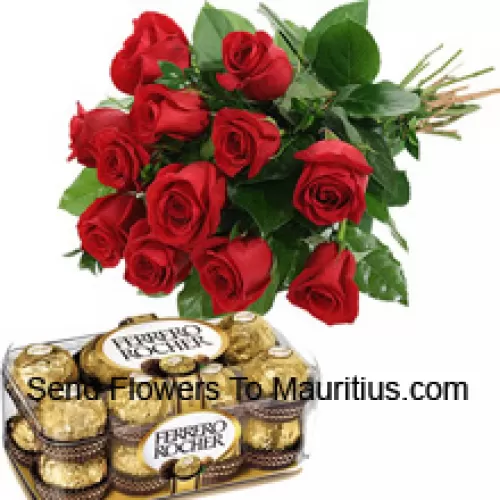 مجموعة من 12 وردة حمراء مع حشوات موسمية مصاحبة مع صندوق من 16 قطعة من شوكولاتة فيريرو روشيه