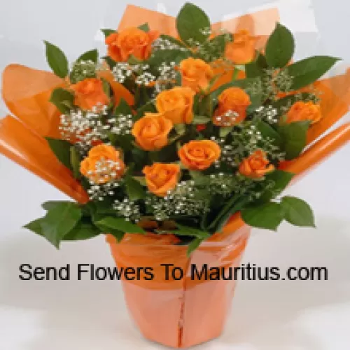Una bellissima disposizione di 18 rose arancioni con riempitivi stagionali