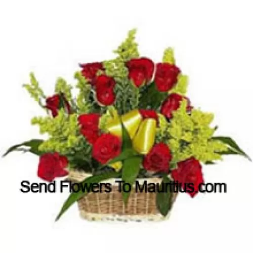 Korb mit 18 roten Rosen und saisonalen Füllstoffen
