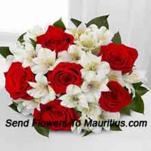 Bouquet de 6 roses rouges et de fleurs blanches saisonnières