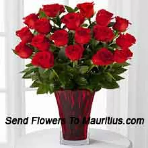 18 Rote Rosen mit saisonalen Füllern in einer Glasvase, verziert mit einer rosa Schleife